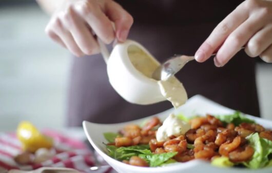 «Απολαύστε μια δροσερή και λαχταριστή Σαλάτα Caesar με ζουμερές γαρίδες, τραγανό μαρούλι και πλούσια Caesar sauce.