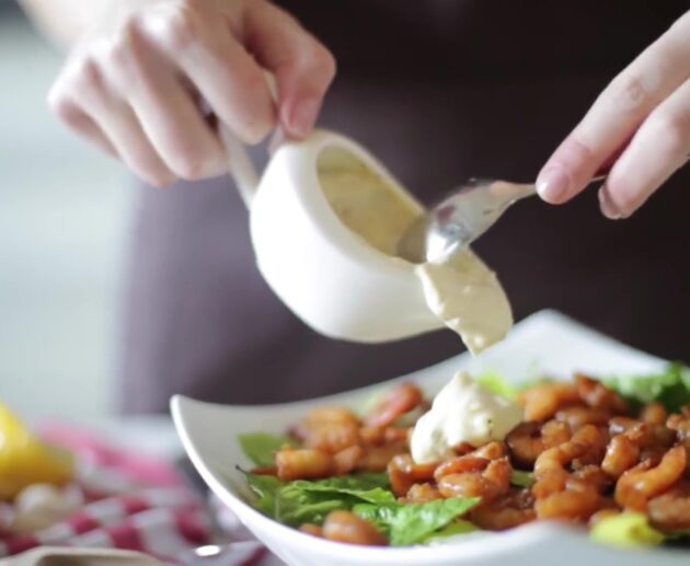 «Απολαύστε μια δροσερή και λαχταριστή Σαλάτα Caesar με ζουμερές γαρίδες, τραγανό μαρούλι και πλούσια Caesar sauce.