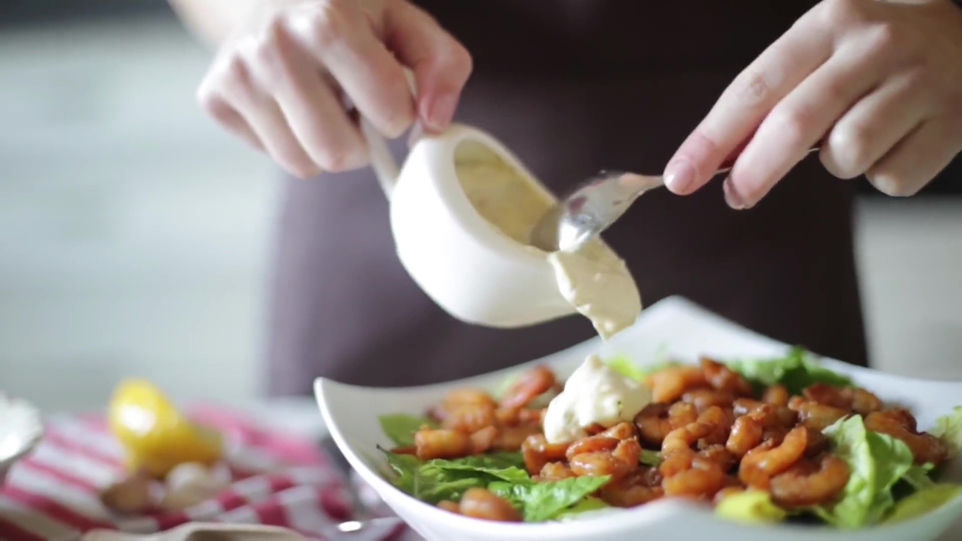 «Απολαύστε μια δροσερή και λαχταριστή Σαλάτα Caesar με ζουμερές γαρίδες, τραγανό μαρούλι και πλούσια Caesar sauce.