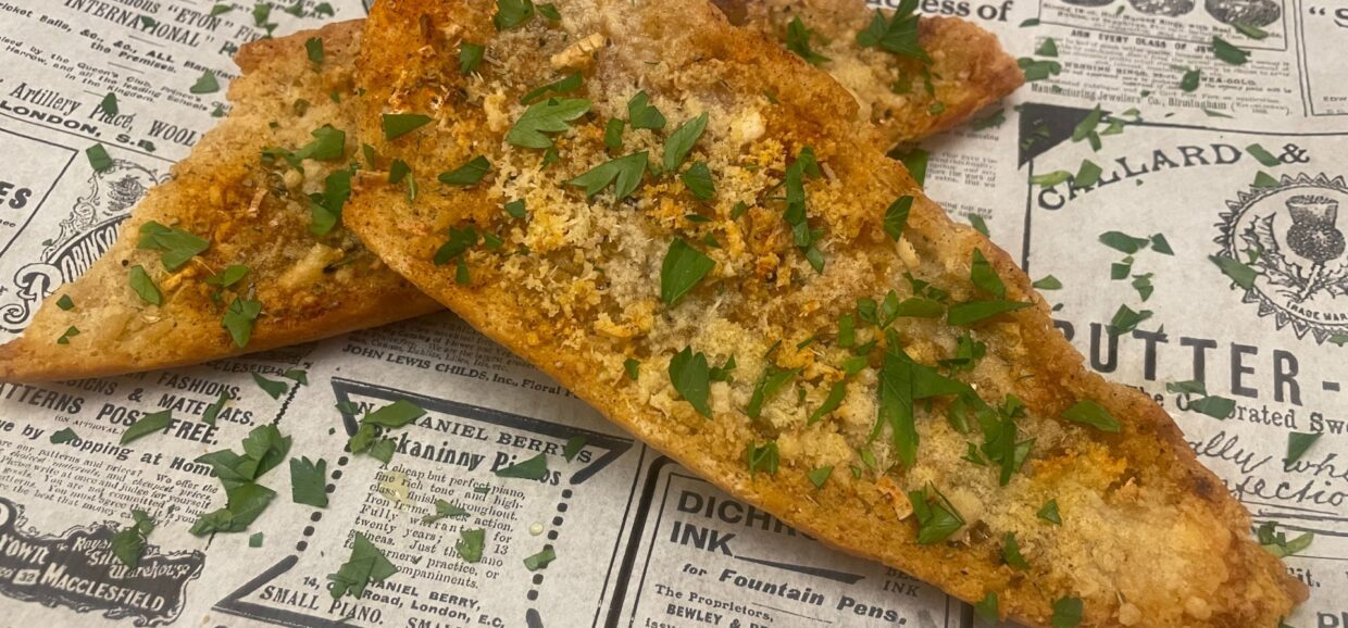 Αυθεντικό σκορδόψωμο με παρμεζάνα και βούτυρο. Τραγανή μπαγκέτα φούρνου, γεμάτη άρωμα σκόρδου – ιδανικό συνοδευτικό για κάθε γεύμα.