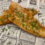 Αυθεντικό σκορδόψωμο με παρμεζάνα και βούτυρο. Τραγανή μπαγκέτα φούρνου, γεμάτη άρωμα σκόρδου – ιδανικό συνοδευτικό για κάθε γεύμα.