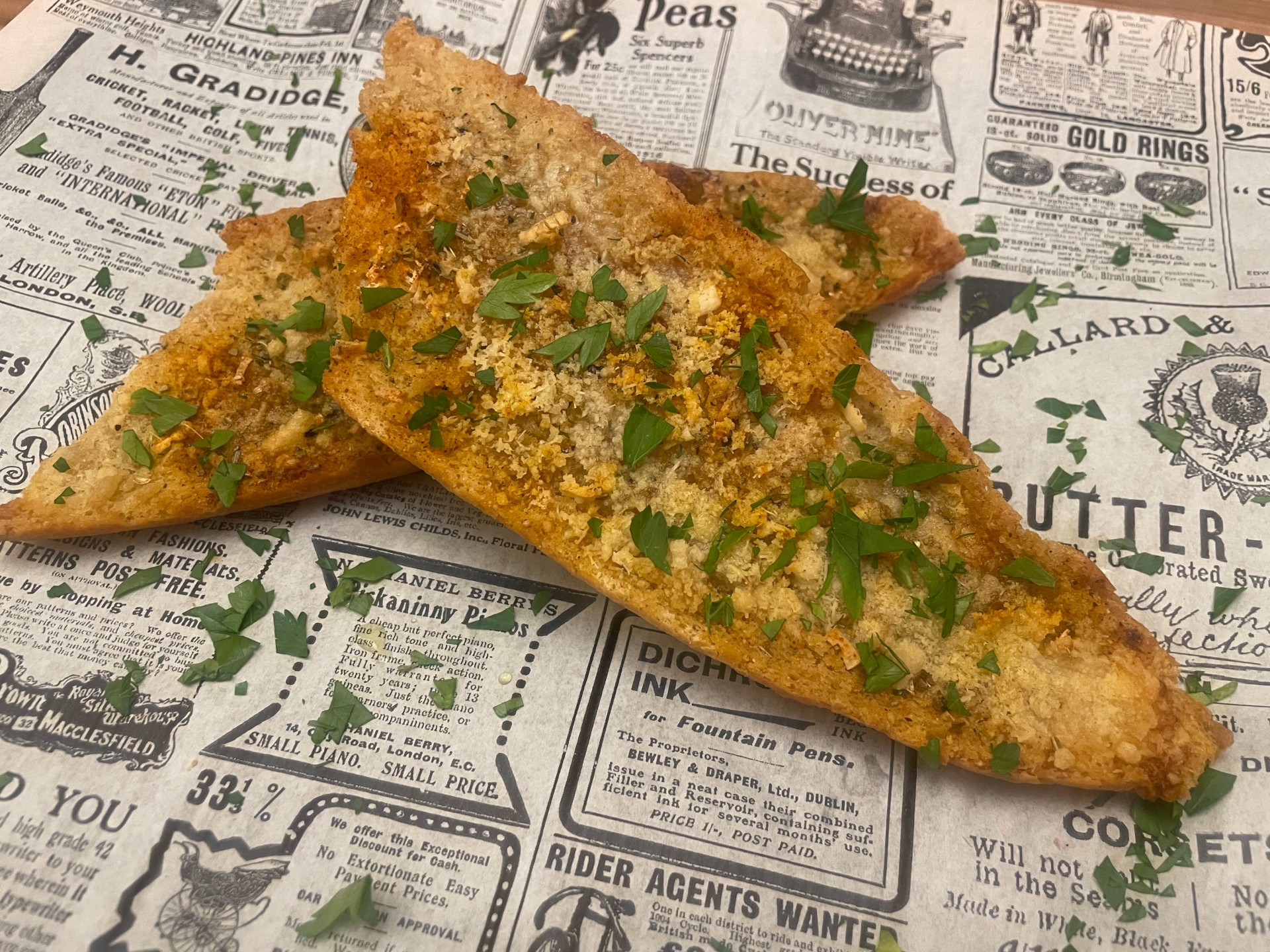 Αυθεντικό σκορδόψωμο με παρμεζάνα και βούτυρο. Τραγανή μπαγκέτα φούρνου, γεμάτη άρωμα σκόρδου – ιδανικό συνοδευτικό για κάθε γεύμα.