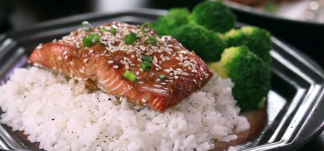 Φτιάξε σολομό ψητό με σόγια sauce και σουσάμι. Μια υγιεινή, αρωματική συνταγή με ασιατική πινελιά, ιδανική για γρήγορο και γευστικό δείπνο.