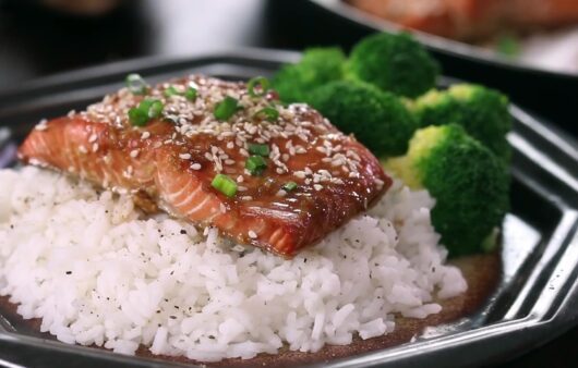 Φτιάξε σολομό ψητό με σόγια sauce και σουσάμι. Μια υγιεινή, αρωματική συνταγή με ασιατική πινελιά, ιδανική για γρήγορο και γευστικό δείπνο.