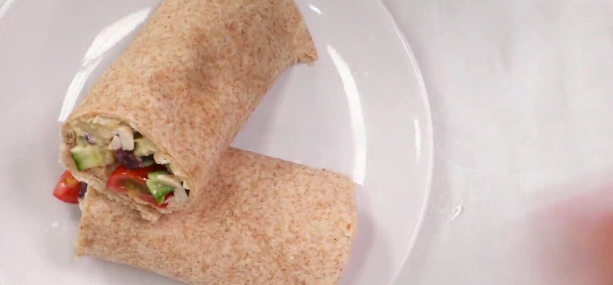 Γρήγορη τορτίγια κοτόπουλο με μεσογειακή γέμιση: χούμους, φέτα, ελιές και δροσερό αγγούρι. Δοκίμασέ τη σήμερα!