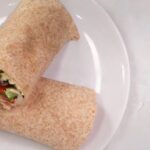 Γρήγορη τορτίγια κοτόπουλο με μεσογειακή γέμιση: χούμους, φέτα, ελιές και δροσερό αγγούρι. Δοκίμασέ τη σήμερα!