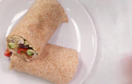 Γρήγορη τορτίγια κοτόπουλο με μεσογειακή γέμιση: χούμους, φέτα, ελιές και δροσερό αγγούρι. Δοκίμασέ τη σήμερα!