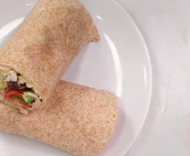 Γρήγορη τορτίγια κοτόπουλο με μεσογειακή γέμιση: χούμους, φέτα, ελιές και δροσερό αγγούρι. Δοκίμασέ τη σήμερα!