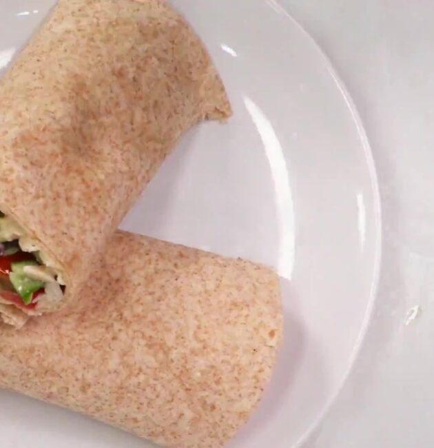 Γρήγορη τορτίγια κοτόπουλο με μεσογειακή γέμιση: χούμους, φέτα, ελιές και δροσερό αγγούρι. Δοκίμασέ τη σήμερα!