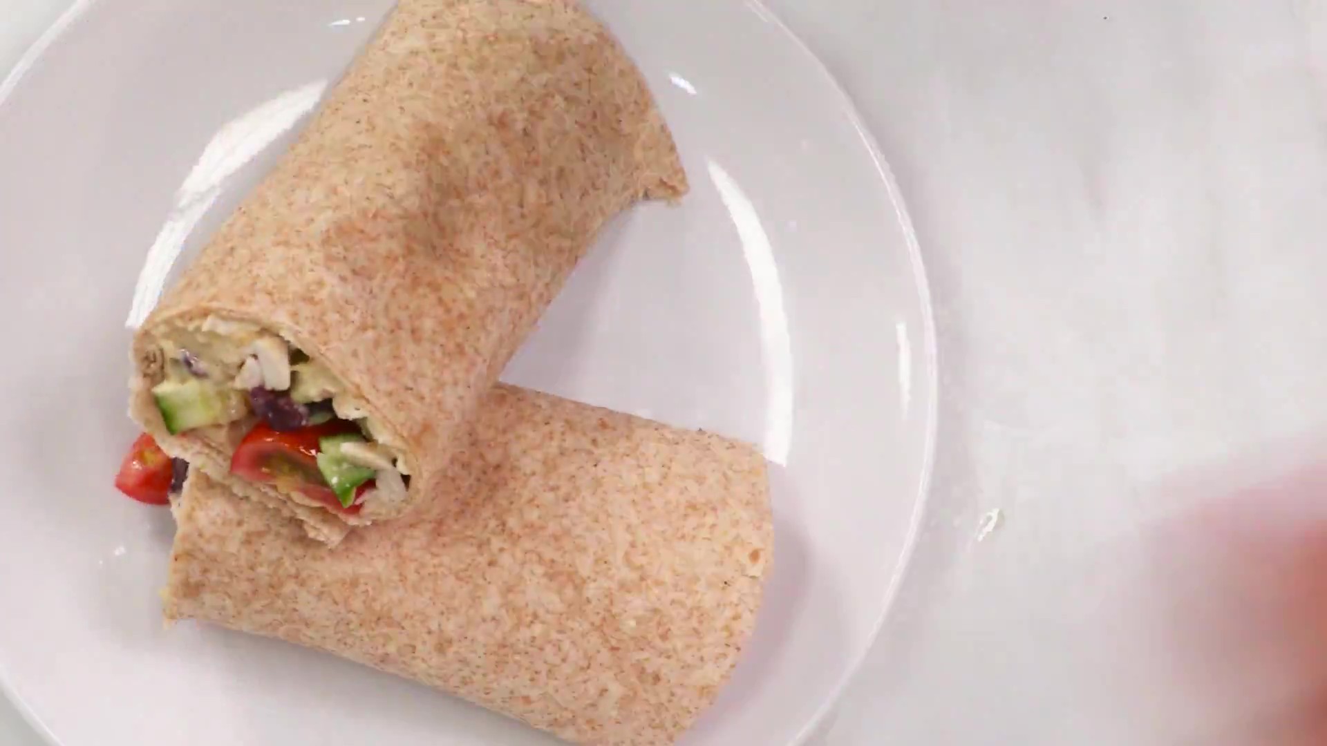 Γρήγορη τορτίγια κοτόπουλο με μεσογειακή γέμιση: χούμους, φέτα, ελιές και δροσερό αγγούρι. Δοκίμασέ τη σήμερα!