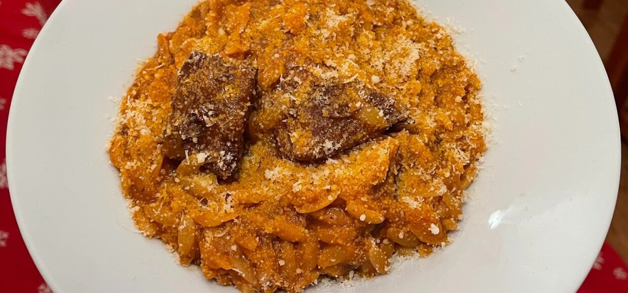 Φτιάξτε φανταστικό γιουβέτσι στη κατσαρόλα με το μοσχαράκι να λιώνει, πεντανόστιμο κριθαράκι σερβιρισμένο με γραβιέρα Νάξου.