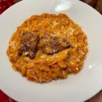 Φτιάξτε φανταστικό γιουβέτσι στη κατσαρόλα με το μοσχαράκι να λιώνει, πεντανόστιμο κριθαράκι σερβιρισμένο με γραβιέρα Νάξου.