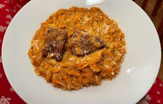 Φτιάξτε φανταστικό γιουβέτσι στη κατσαρόλα με το μοσχαράκι να λιώνει, πεντανόστιμο κριθαράκι σερβιρισμένο με γραβιέρα Νάξου.