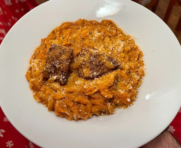 Φτιάξτε φανταστικό γιουβέτσι στη κατσαρόλα με το μοσχαράκι να λιώνει, πεντανόστιμο κριθαράκι σερβιρισμένο με γραβιέρα Νάξου.