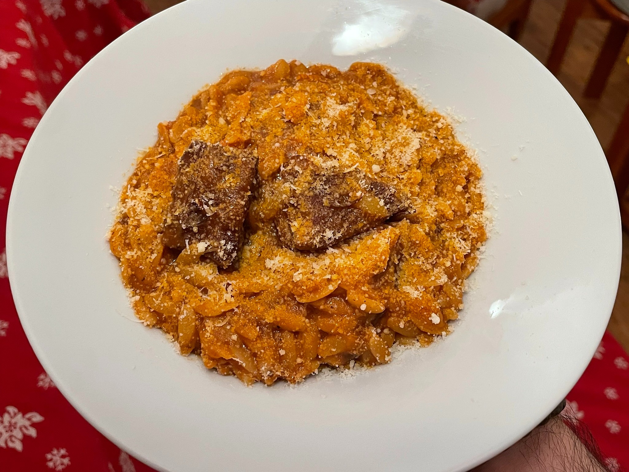 Φτιάξτε φανταστικό γιουβέτσι στη κατσαρόλα με το μοσχαράκι να λιώνει, πεντανόστιμο κριθαράκι σερβιρισμένο με γραβιέρα Νάξου.