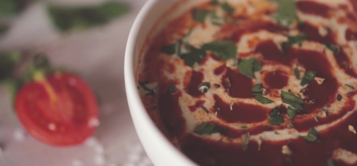 Σπιτική ντοματόσουπα εύκολη και θρεπτική με καρότο, κρεμμύδι και ζωμό κοτόπουλου. Βελούδινη υφή, πλούσια γεύση και έτοιμη σε λίγα λεπτά.