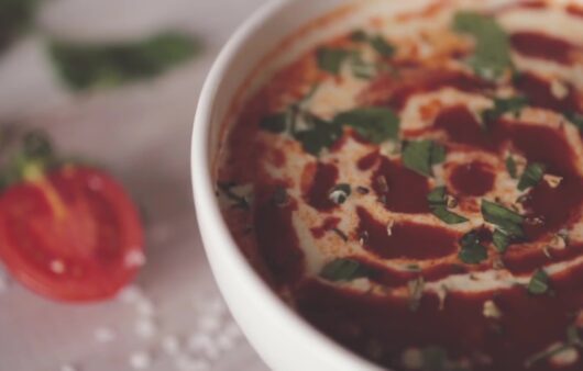 Σπιτική ντοματόσουπα εύκολη και θρεπτική με καρότο, κρεμμύδι και ζωμό κοτόπουλου. Βελούδινη υφή, πλούσια γεύση και έτοιμη σε λίγα λεπτά.