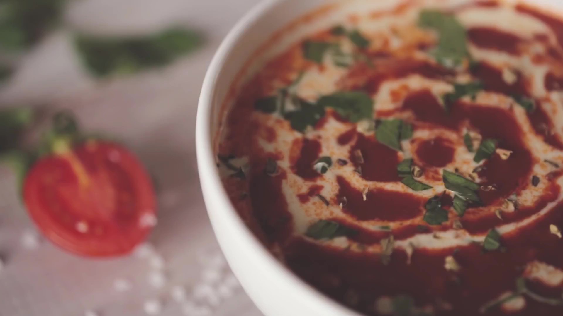 Σπιτική ντοματόσουπα εύκολη και θρεπτική με καρότο, κρεμμύδι και ζωμό κοτόπουλου. Βελούδινη υφή, πλούσια γεύση και έτοιμη σε λίγα λεπτά.