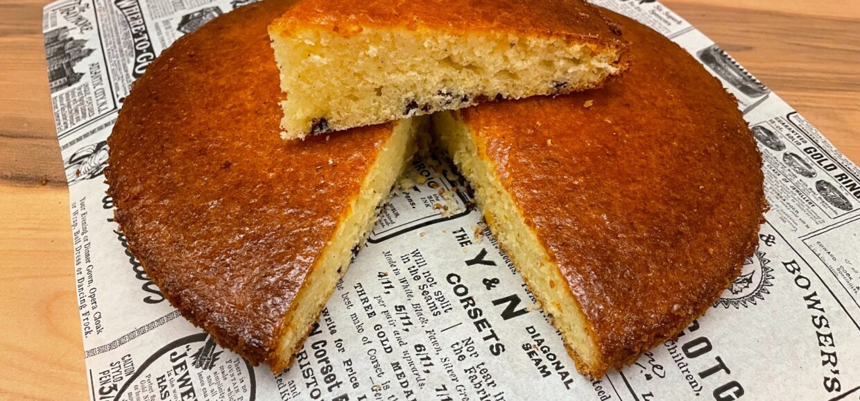 Ένα αφράτο κέικ λεμονιού με σταγόνες κουβερτούρας και ολόκληρο λεμόνι για δροσερό άρωμα και φρεσκάδα.  ιδανικό για κάθε στιγμή της ημέρας.