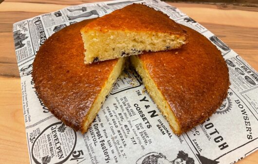 Ένα αφράτο κέικ λεμονιού με σταγόνες κουβερτούρας και ολόκληρο λεμόνι για δροσερό άρωμα και φρεσκάδα.  ιδανικό για κάθε στιγμή της ημέρας.