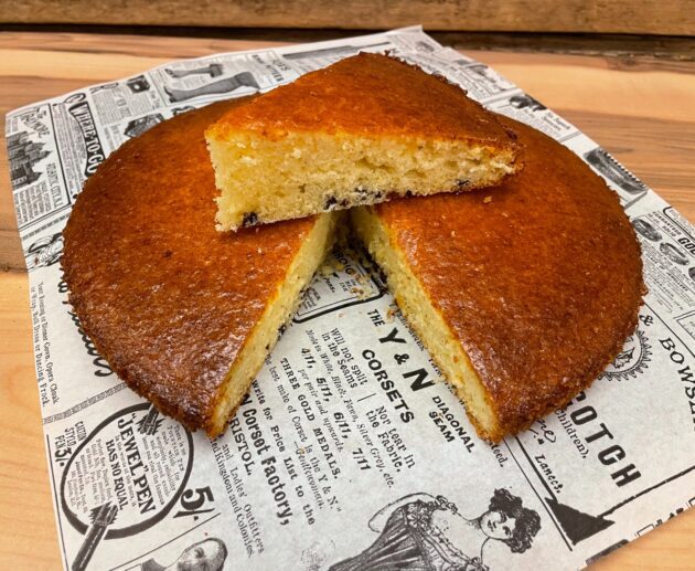 Ένα αφράτο κέικ λεμονιού με σταγόνες κουβερτούρας και ολόκληρο λεμόνι για δροσερό άρωμα και φρεσκάδα.  ιδανικό για κάθε στιγμή της ημέρας.