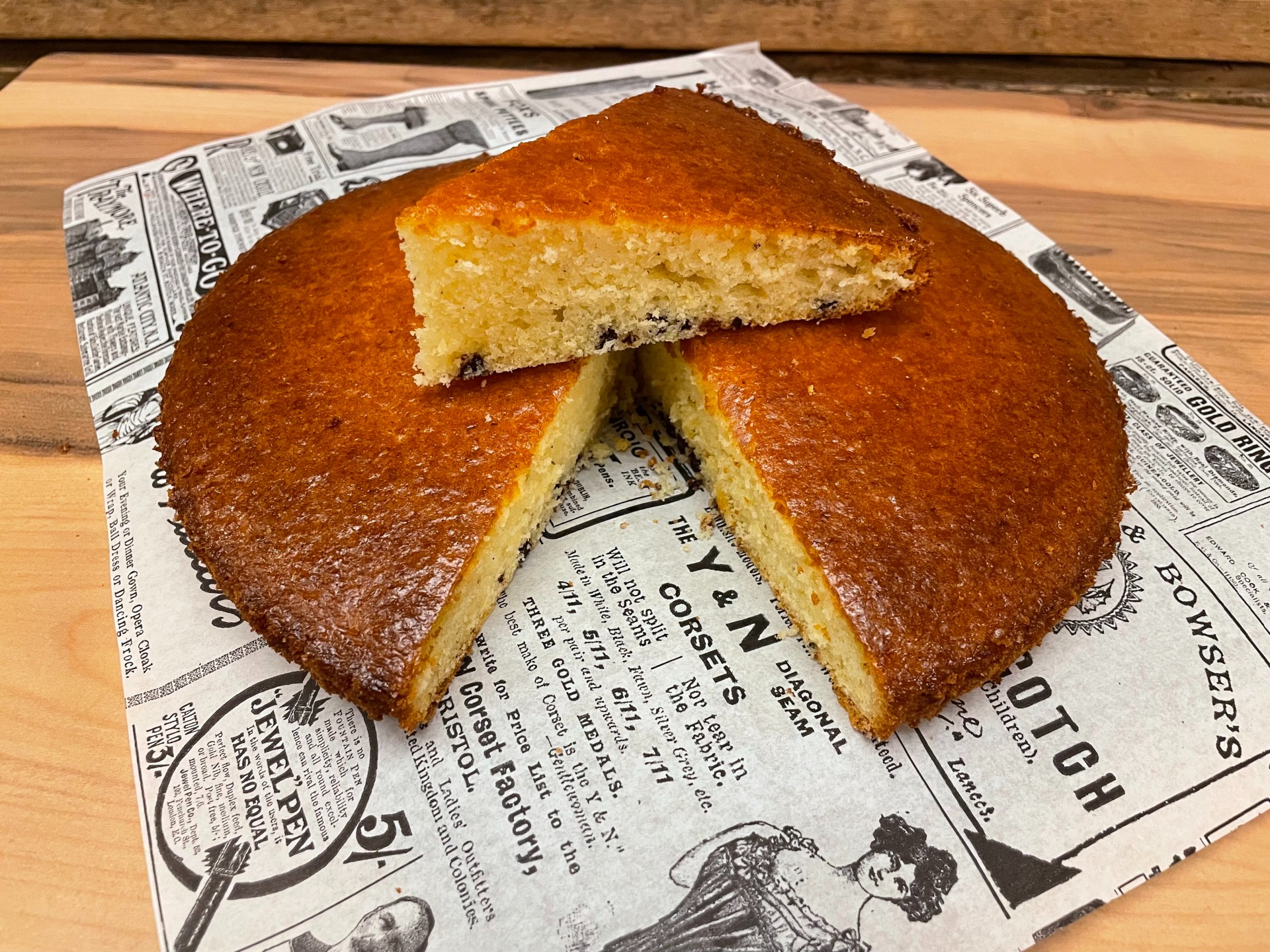 Ένα αφράτο κέικ λεμονιού με σταγόνες κουβερτούρας και ολόκληρο λεμόνι για δροσερό άρωμα και φρεσκάδα.  ιδανικό για κάθε στιγμή της ημέρας.