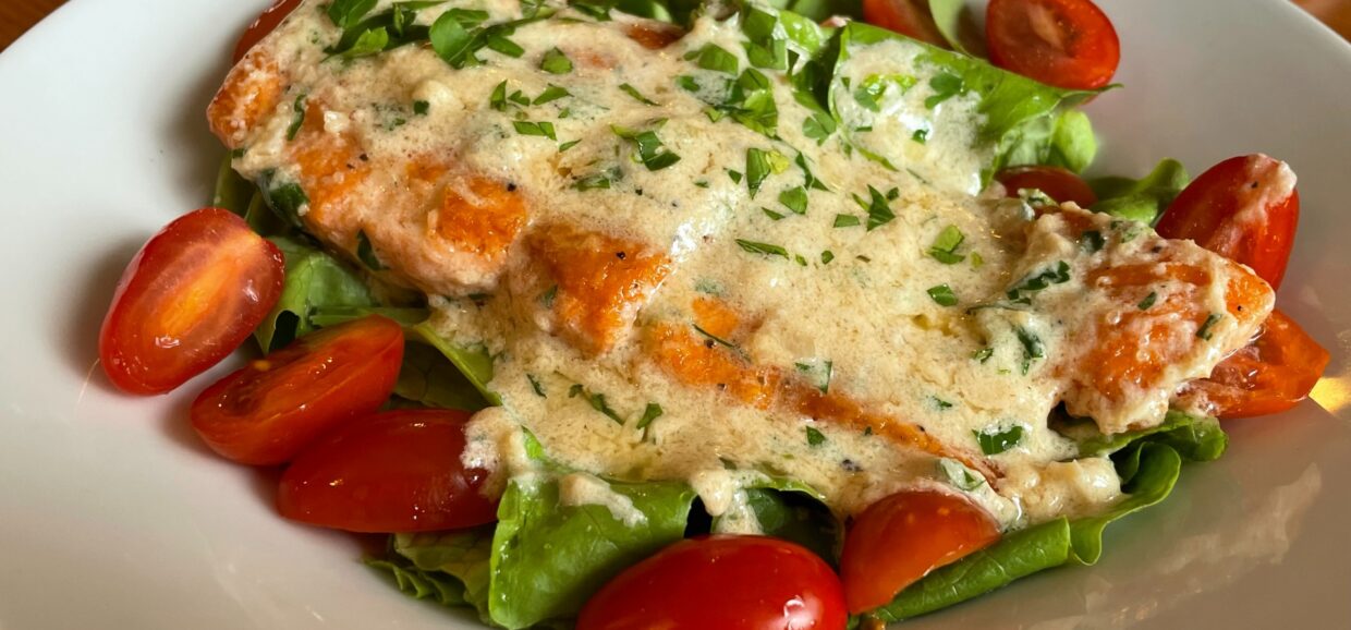 Ζουμερός σολομός στο τηγάνι με κρεμώδη λευκή σάλτσα κρασιού, παρμεζάνα και σκόρδο. Εύκολη συνταγή για εντυπωσιακό γεύμα στο σπίτι.