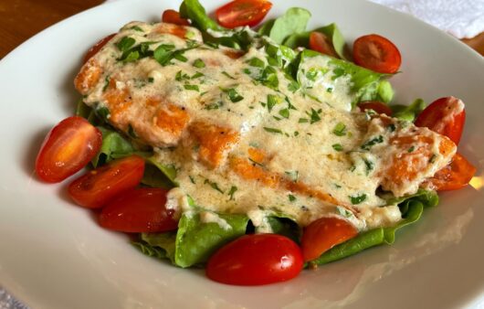 Ζουμερός σολομός στο τηγάνι με κρεμώδη λευκή σάλτσα κρασιού, παρμεζάνα και σκόρδο. Εύκολη συνταγή για εντυπωσιακό γεύμα στο σπίτι.