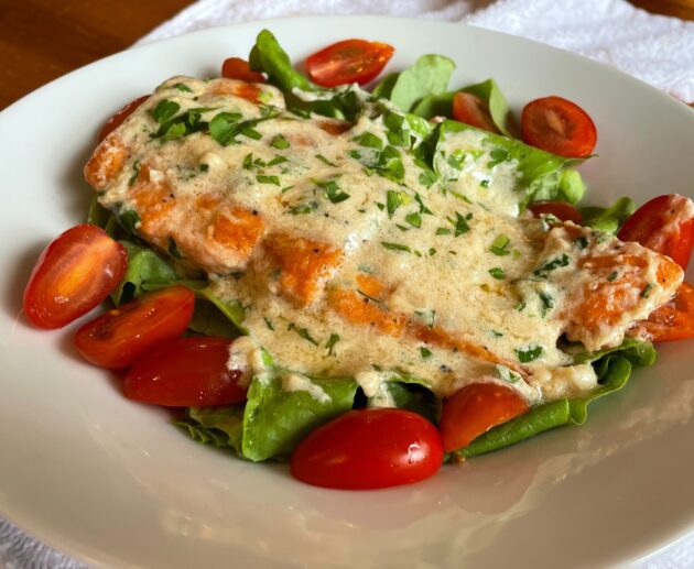 Ζουμερός σολομός στο τηγάνι με κρεμώδη λευκή σάλτσα κρασιού, παρμεζάνα και σκόρδο. Εύκολη συνταγή για εντυπωσιακό γεύμα στο σπίτι.