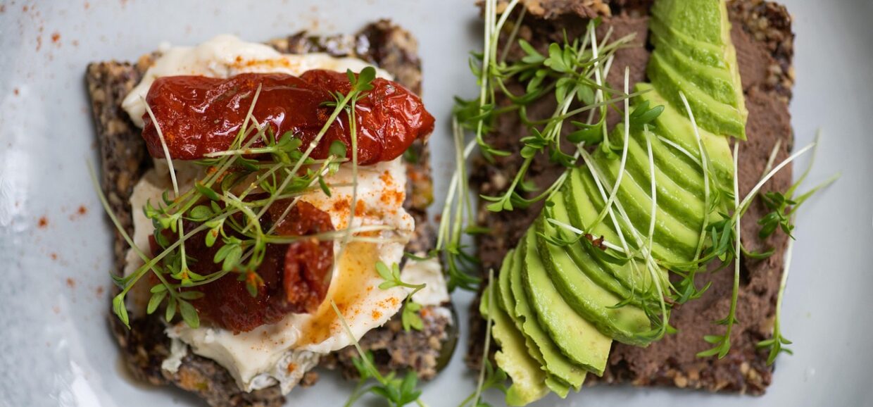 Μάθε τι είναι η δίαιτα κέτο, πώς λειτουργεί, τι επιτρέπεται να τρως και αν είναι κατάλληλη για σένα. Συνοπτικός οδηγός για αρχάριους.