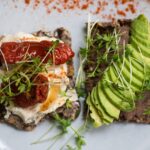 Μάθε τι είναι η δίαιτα κέτο, πώς λειτουργεί, τι επιτρέπεται να τρως και αν είναι κατάλληλη για σένα. Συνοπτικός οδηγός για αρχάριους.