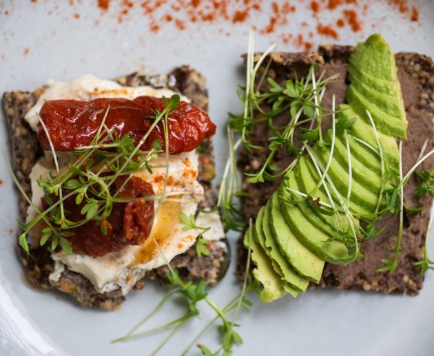 Μάθε τι είναι η δίαιτα κέτο, πώς λειτουργεί, τι επιτρέπεται να τρως και αν είναι κατάλληλη για σένα. Συνοπτικός οδηγός για αρχάριους.