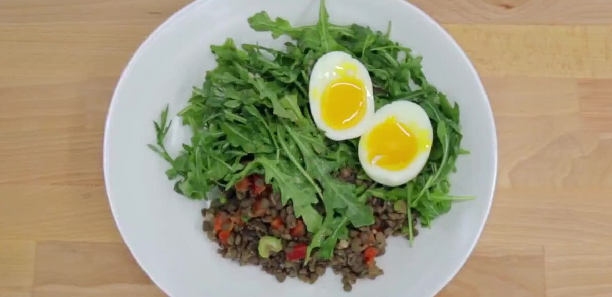 Θρεπτική σαλάτα φακής με ρόκα, αυγό, κόκκινη πιπεριά και βινεγκρέτ Ντιζόν. Εύκολη, υγιεινή και ιδανική για ελαφρύ γεύμα.