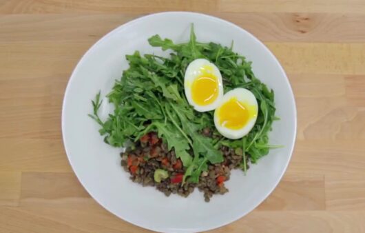 Θρεπτική σαλάτα φακής με ρόκα, αυγό, κόκκινη πιπεριά και βινεγκρέτ Ντιζόν. Εύκολη, υγιεινή και ιδανική για ελαφρύ γεύμα.