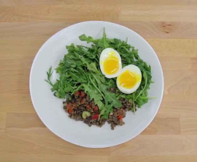 Θρεπτική σαλάτα φακής με ρόκα, αυγό, κόκκινη πιπεριά και βινεγκρέτ Ντιζόν. Εύκολη, υγιεινή και ιδανική για ελαφρύ γεύμα.