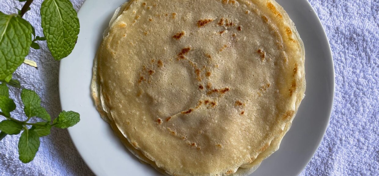 Εύκολη συνταγή για νηστίσιμες κρέπες χωρίς αυγά και γαλακτοκομικά. Με γάλα σόγιας, κανέλα και βανίλια, έτοιμες σε λίγα λεπτά.