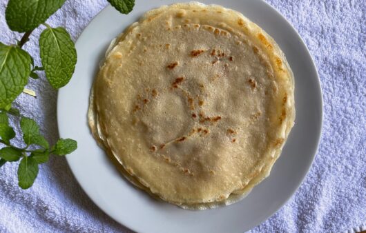Εύκολη συνταγή για νηστίσιμες κρέπες χωρίς αυγά και γαλακτοκομικά. Με γάλα σόγιας, κανέλα και βανίλια, έτοιμες σε λίγα λεπτά.