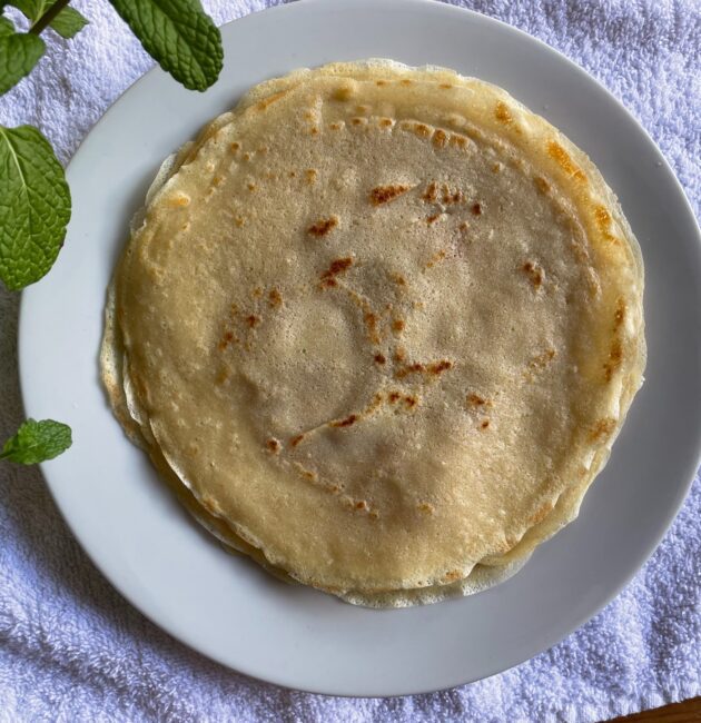 Εύκολη συνταγή για νηστίσιμες κρέπες χωρίς αυγά και γαλακτοκομικά. Με γάλα σόγιας, κανέλα και βανίλια, έτοιμες σε λίγα λεπτά.