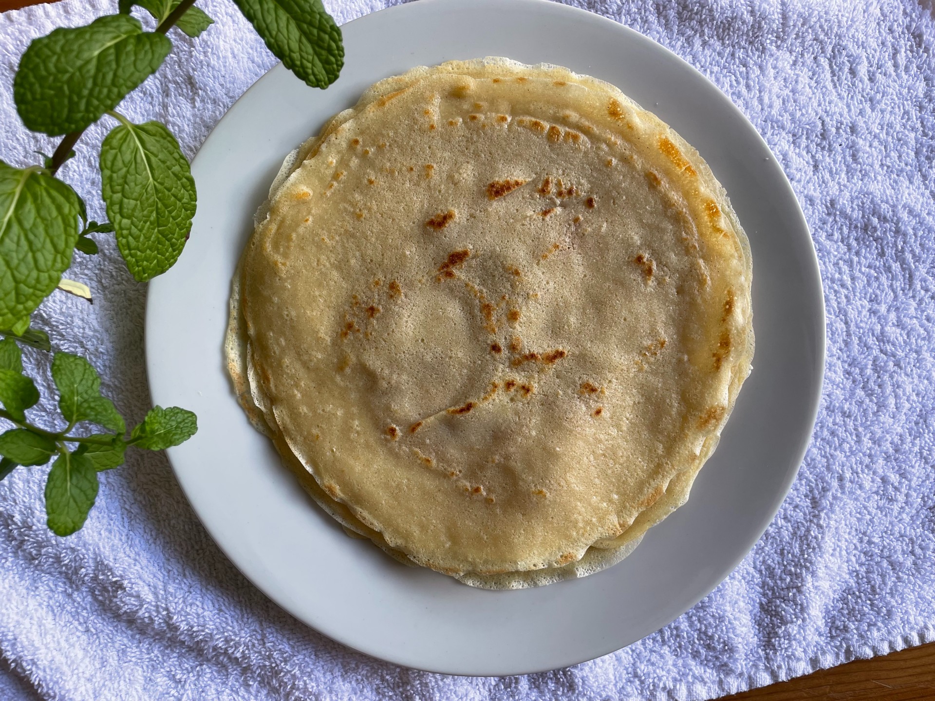 Εύκολη συνταγή για νηστίσιμες κρέπες χωρίς αυγά και γαλακτοκομικά. Με γάλα σόγιας, κανέλα και βανίλια, έτοιμες σε λίγα λεπτά.