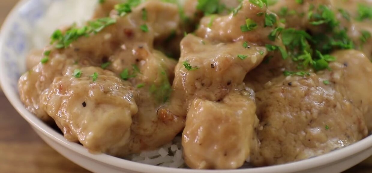 Απολαυστικό κοτόπουλο με κρεμώδη σάλτσα φυστικοβούτυρου, γάλα καρύδας, σόγια και τζίντζερ. Εύκολη συνταγή βήμα-βήμα.