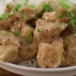 Απολαυστικό κοτόπουλο με κρεμώδη σάλτσα φυστικοβούτυρου, γάλα καρύδας, σόγια και τζίντζερ. Εύκολη συνταγή βήμα-βήμα.