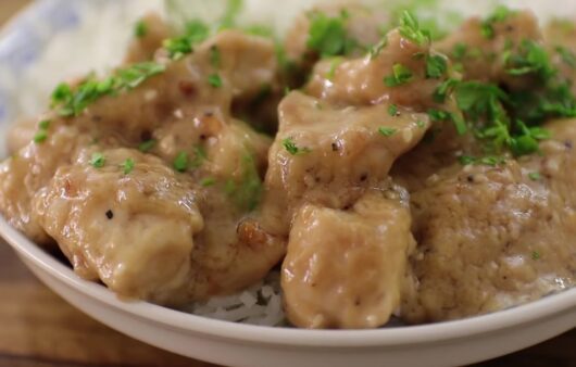 Απολαυστικό κοτόπουλο με κρεμώδη σάλτσα φυστικοβούτυρου, γάλα καρύδας, σόγια και τζίντζερ. Εύκολη συνταγή βήμα-βήμα.