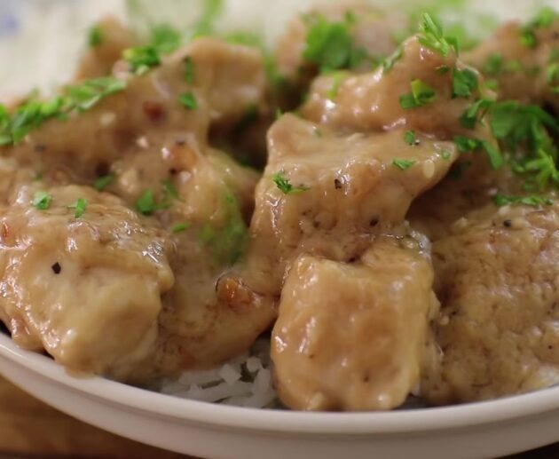 Απολαυστικό κοτόπουλο με κρεμώδη σάλτσα φυστικοβούτυρου, γάλα καρύδας, σόγια και τζίντζερ. Εύκολη συνταγή βήμα-βήμα.