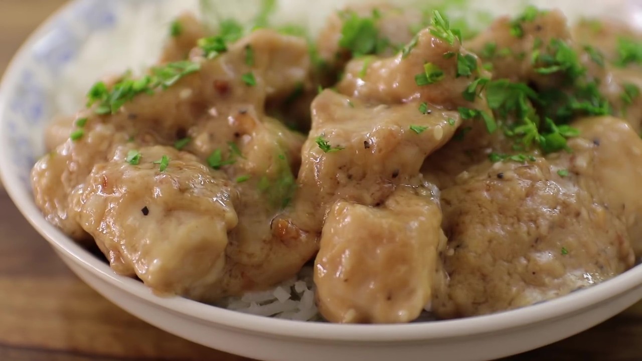 Απολαυστικό κοτόπουλο με κρεμώδη σάλτσα φυστικοβούτυρου, γάλα καρύδας, σόγια και τζίντζερ. Εύκολη συνταγή βήμα-βήμα.