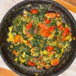 Εύκολη και γρήγορη ομελέτα με σπανάκι, μπέικον, κρεμμύδι, τοματίνια και παρμεζάνα. Ιδανική για θρεπτικό πρωινό ή ελαφρύ γεύμα.