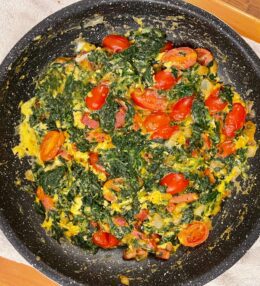 Ομελέτα Με Σπανάκι, Μπέικον, Ντοματίνια Και Παρμεζάνα