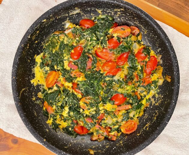 Εύκολη και γρήγορη ομελέτα με σπανάκι, μπέικον, κρεμμύδι, τοματίνια και παρμεζάνα. Ιδανική για θρεπτικό πρωινό ή ελαφρύ γεύμα.