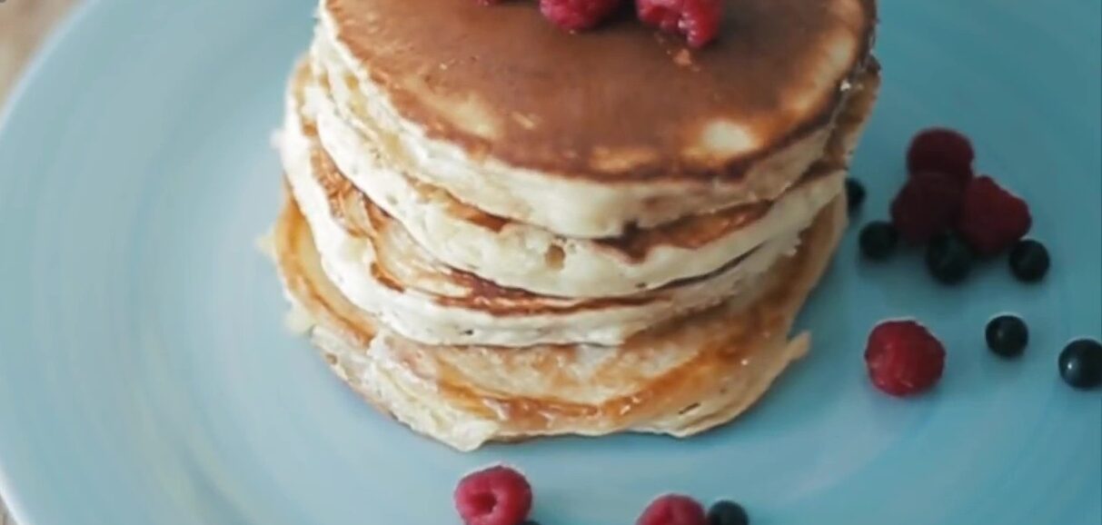 Αφράτα πανκέικ, γεμιστά με πραλίνα που λιώνει σε κάθε μπουκιά. Μια εύκολη και απολαυστική συνταγή για κάθε στιγμή