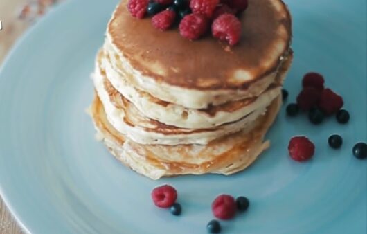 Αφράτα πανκέικ, γεμιστά με πραλίνα που λιώνει σε κάθε μπουκιά. Μια εύκολη και απολαυστική συνταγή για κάθε στιγμή