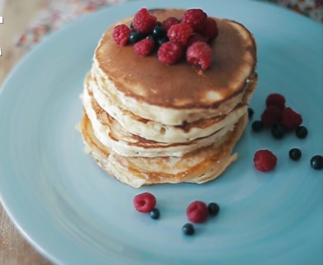 Αφράτα πανκέικ, γεμιστά με πραλίνα που λιώνει σε κάθε μπουκιά. Μια εύκολη και απολαυστική συνταγή για κάθε στιγμή